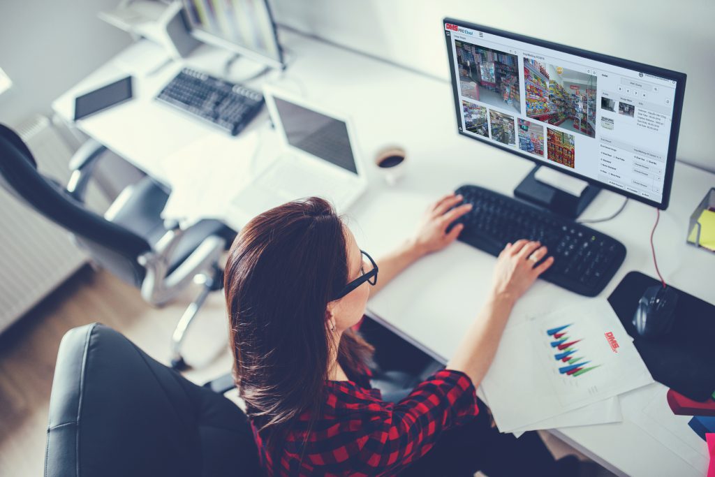 Khách hàng khám phá các dịch vụ trên website trước khi quyết định.