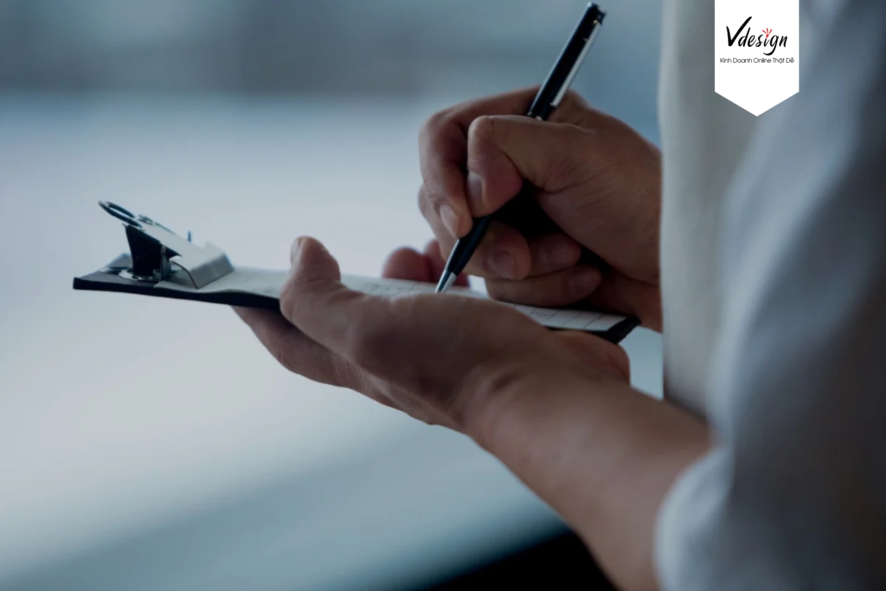 Quản lý đơn bằng thủ công dễ xảy ra sai sót và bỏ sót đơn hàng.