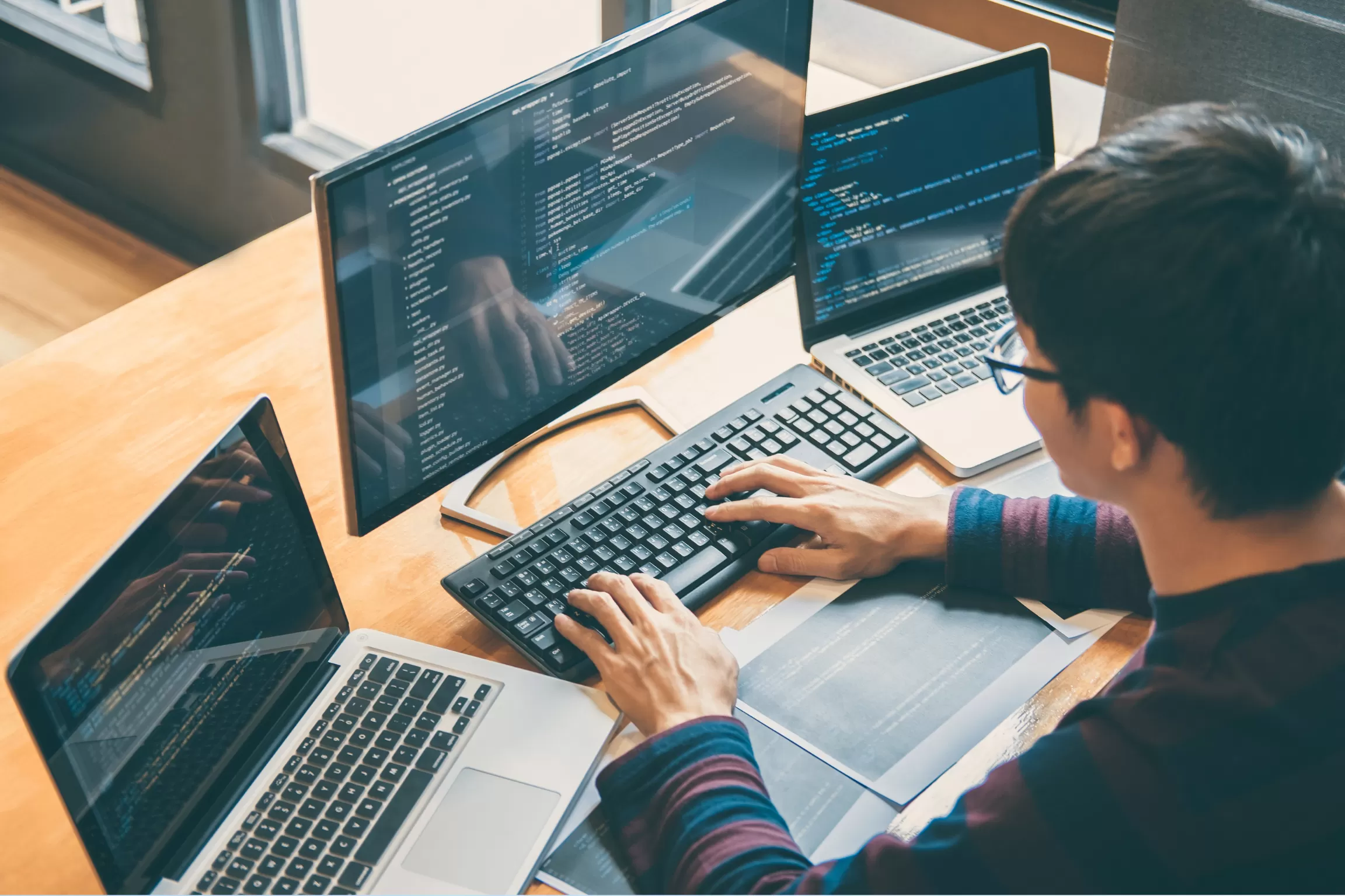 Lập trình viên đang thực hiện viết code trên nhiều màn hình