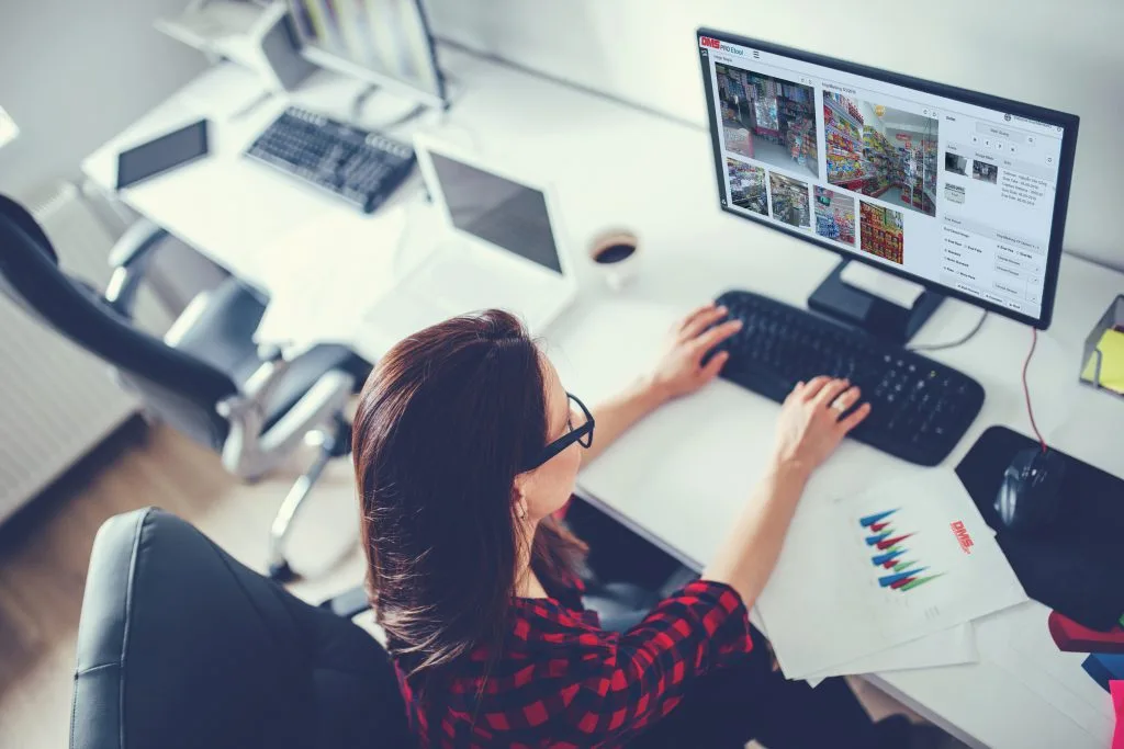 Khách hàng khám phá các dịch vụ trên website trước khi quyết định.